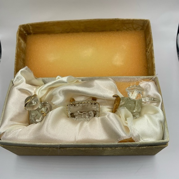 Messengers...Set of Mary, Joseph and baby Jesus. Glass with gold trim. - Picture 6 of 12